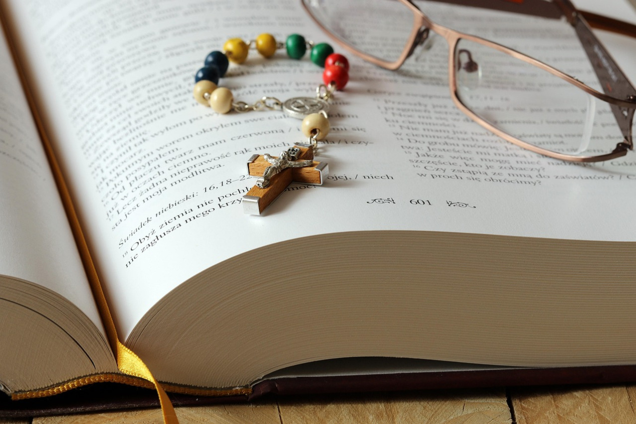 bible rosary hands prayer